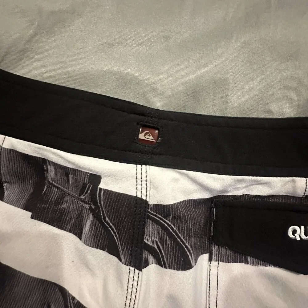 Quicksilver Cypher Series Board Shorts 4 Way Stretch Mens 31 Black Striped Swim